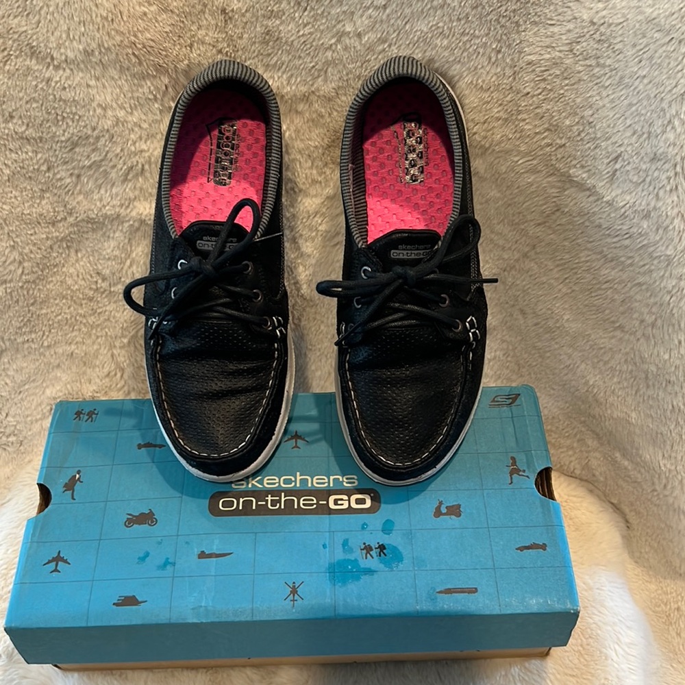 Sketchers on the Go black shoes 8.5M
